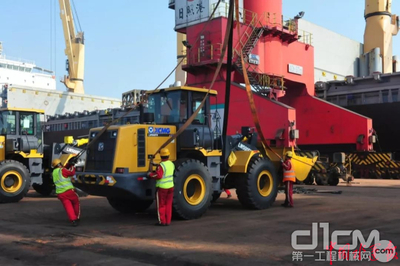 山東港口日照港43小時內(nèi)完成首次大批量工程機械裝船任務(wù)